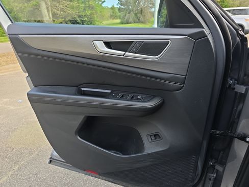 Used 2024 Volkswagen Atlas Cross Sport SE w/ Panoramic Sunroof Package image 28