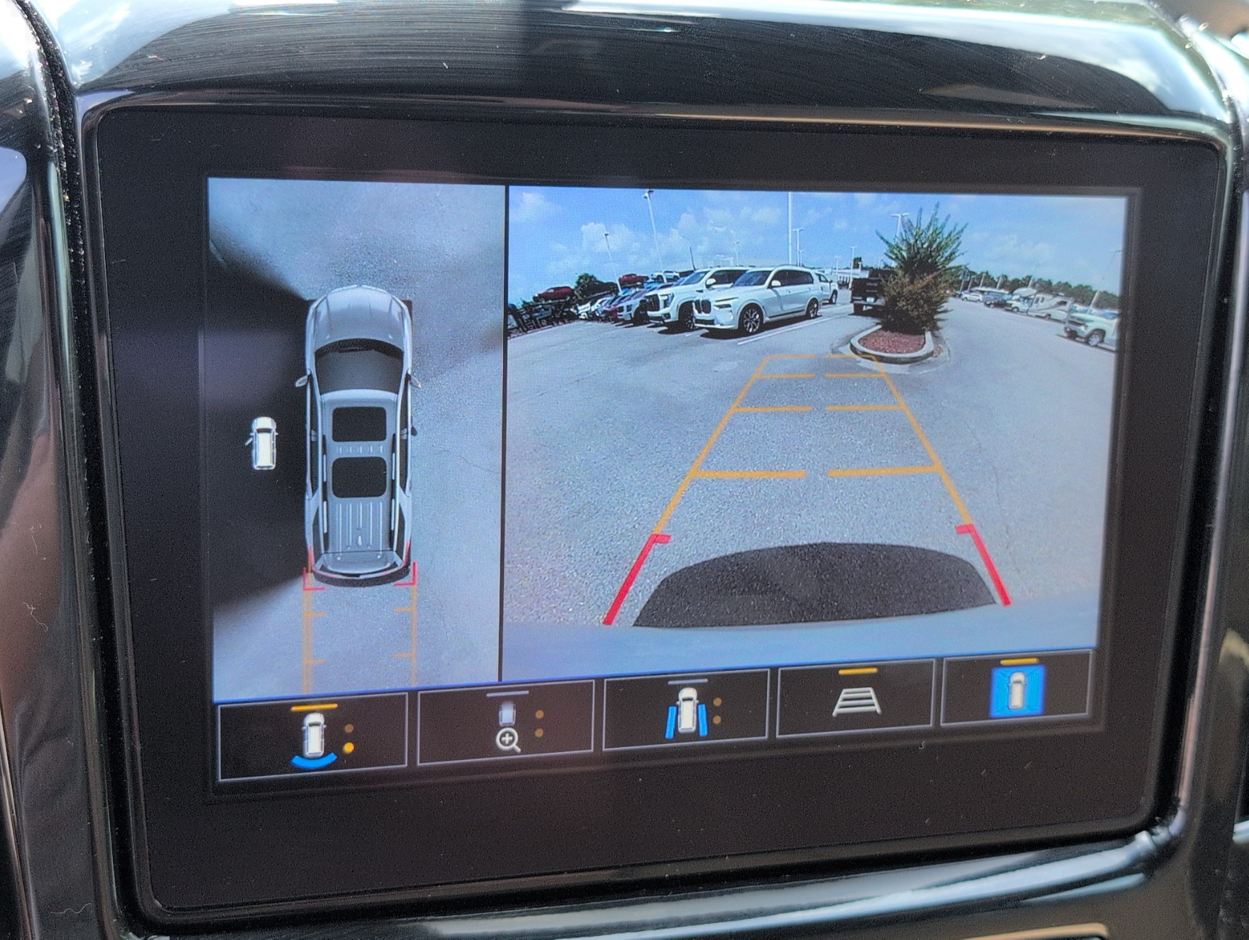 Used 2023 Chevrolet Traverse Premier FWD image 19