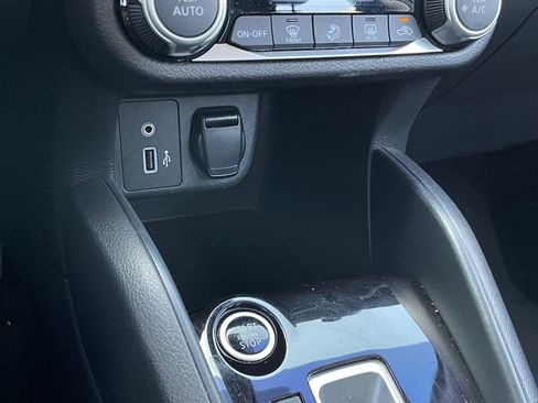 Used 2020 Nissan Versa SR FWD image 19