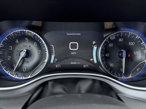 Used 2025 Chrysler Pacifica Limited FWD image 39