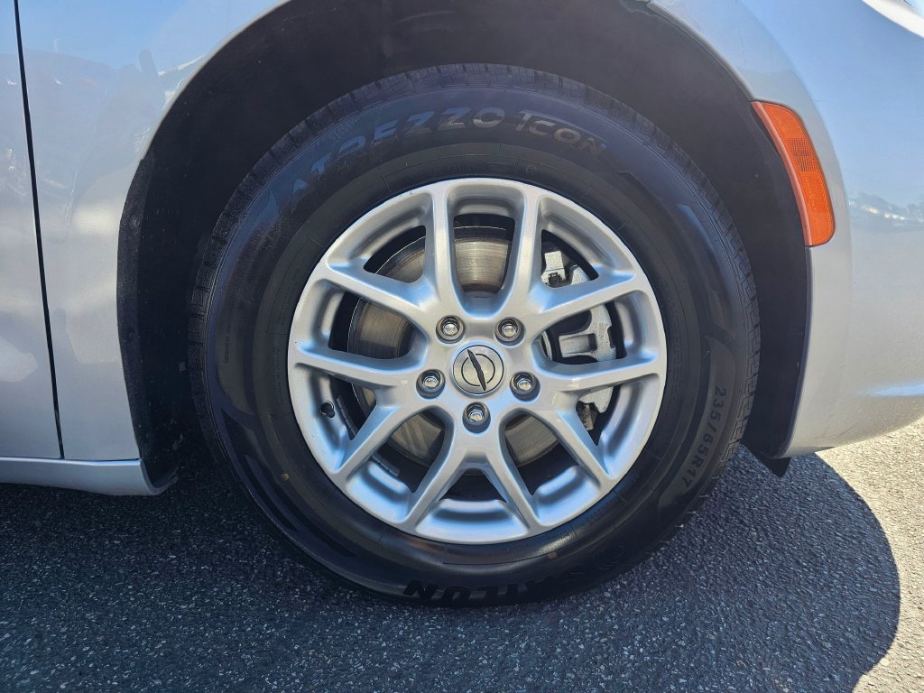 Used 2024 Chrysler Pacifica Touring-L FWD image 9