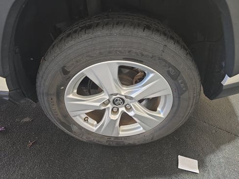 Used 2019 Toyota RAV4 XLE w/ Convenience Package FWD image 34