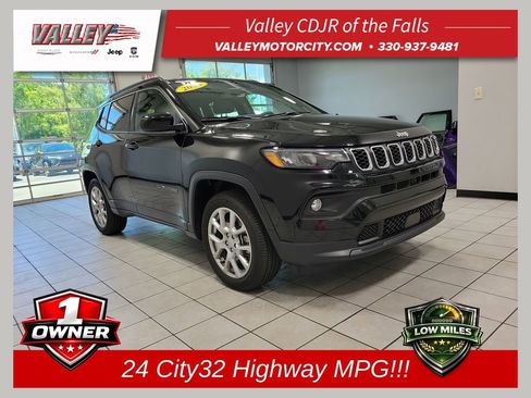 Used 2024 Jeep Compass Latitude AWD/4WD image 1