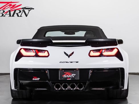 Used 2015 Chevrolet Corvette Z06 w/ 3LZ Preferred Equipment Group RWD image 12