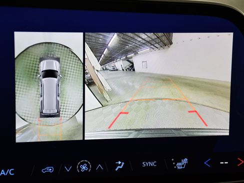 Used 2025 Chevrolet Suburban Z71 image 29