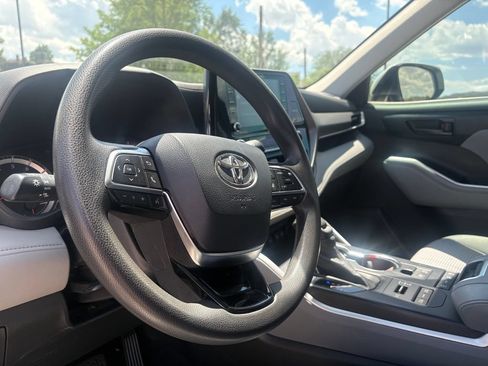 Used 2020 Toyota Highlander L AWD/4WD image 12