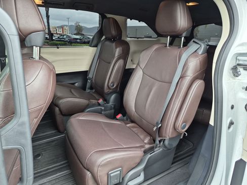 Used 2024 Toyota Sienna Platinum FWD image 30