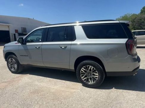 Used 2025 Chevrolet Suburban Z71 image 6