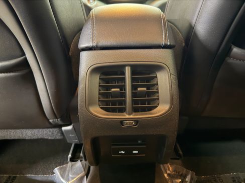 Used 2019 Jeep Cherokee Latitude Plus w/ Cold Weather Group AWD/4WD image 12