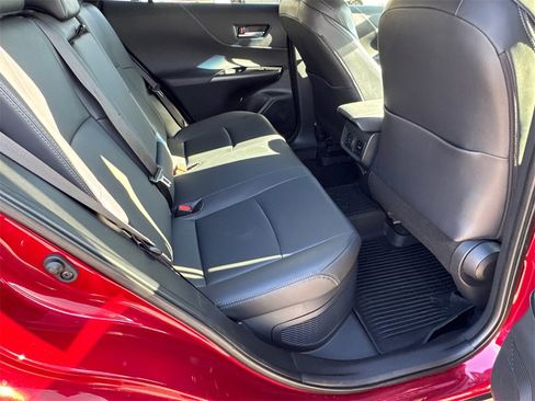 Used 2022 Toyota Venza XLE image 15