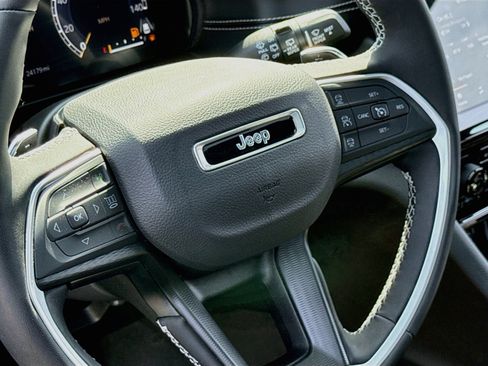 Used 2023 Jeep Grand Cherokee Altitude AWD/4WD image 12