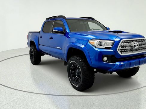 Used 2017 Toyota Tacoma TRD Sport AWD/4WD image 7