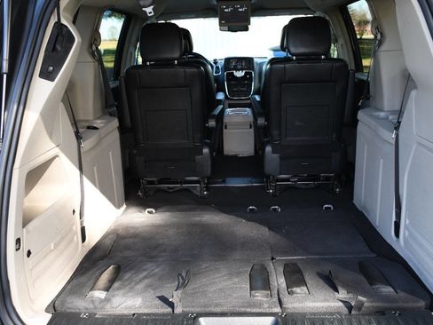 Used 2015 Chrysler Town & Country Touring image 28