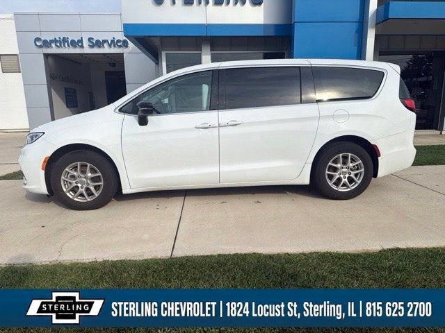 Used 2024 Chrysler Pacifica Touring-L FWD image 2