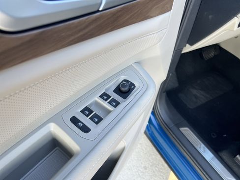 Used 2025 Volkswagen Atlas SE image 14