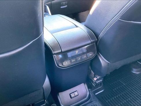 Used 2023 Toyota Highlander XLE image 10