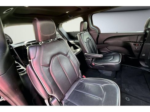 Used 2025 Chrysler Pacifica Limited FWD image 26