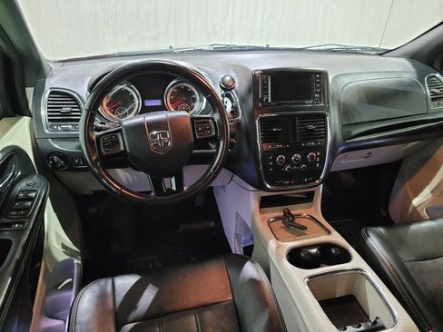 Used 2019 Dodge Grand Caravan SXT image 4