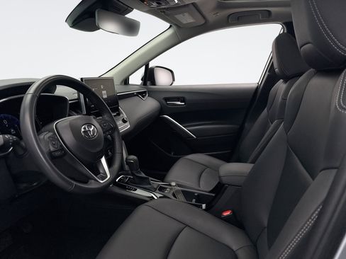 Used 2024 Toyota Corolla Cross XLE w/ Convenience Package image 10