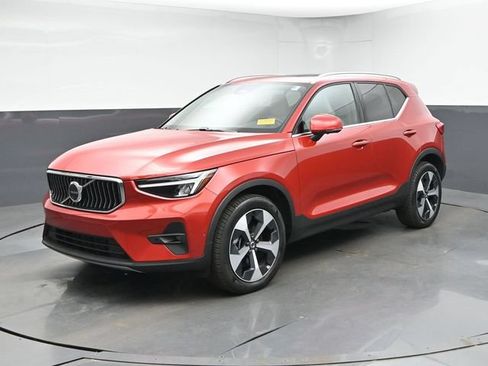 Used 2025 Volvo XC40 B5 Plus AWD/4WD image 4