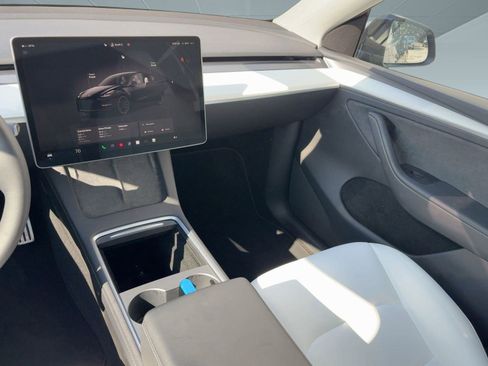 Used 2025 Tesla Model Y Performance image 26