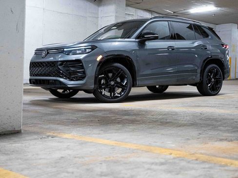 New 2025 Volkswagen Tiguan SE R-Line image 1