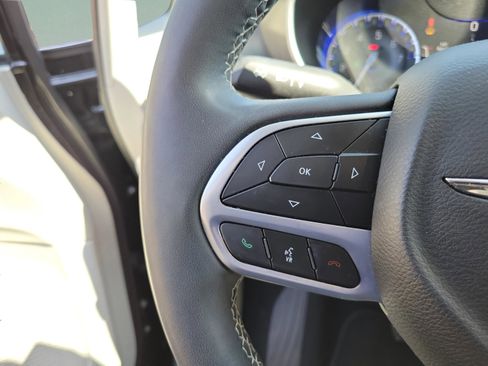Used 2024 Chrysler Pacifica Touring-L w/ Uconnect Theater Family Group FWD image 24