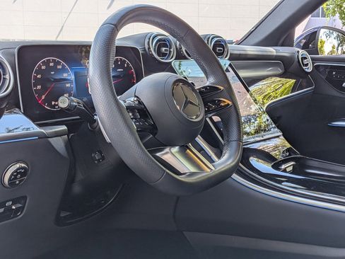 Used 2025 Mercedes-Benz GLC 300 4MATIC image 9