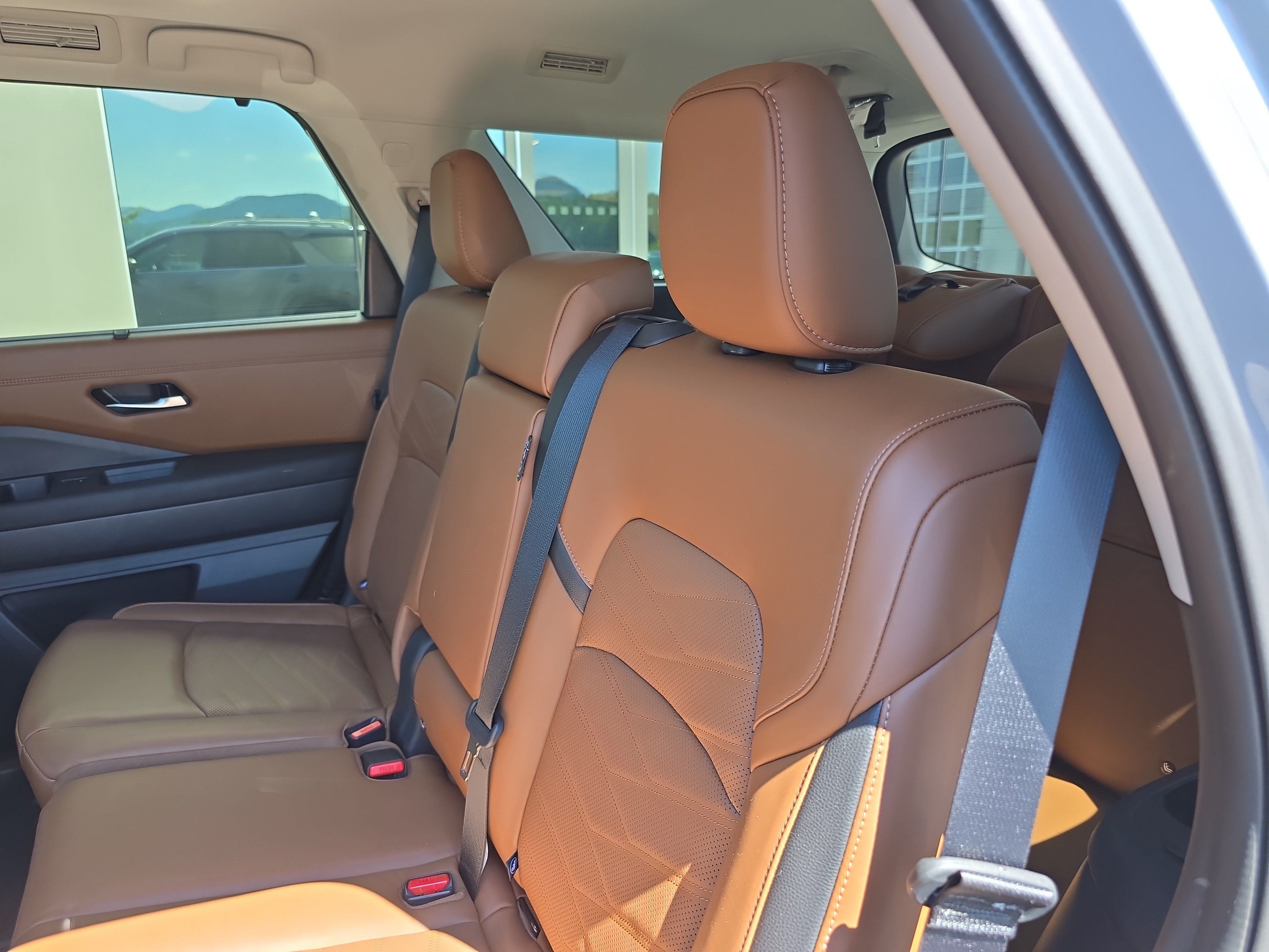 Used 2024 Nissan Pathfinder Platinum w/ Cargo Package AWD/4WD image 14