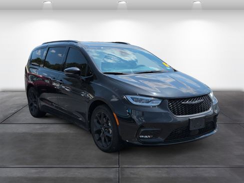 Used 2023 Chrysler Pacifica Touring-L w/ Uconnect Theater Family Group FWD image 2
