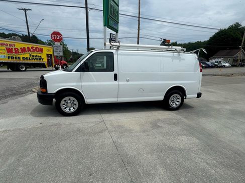 Used 2010 Chevrolet Express 1500 RWD image 2