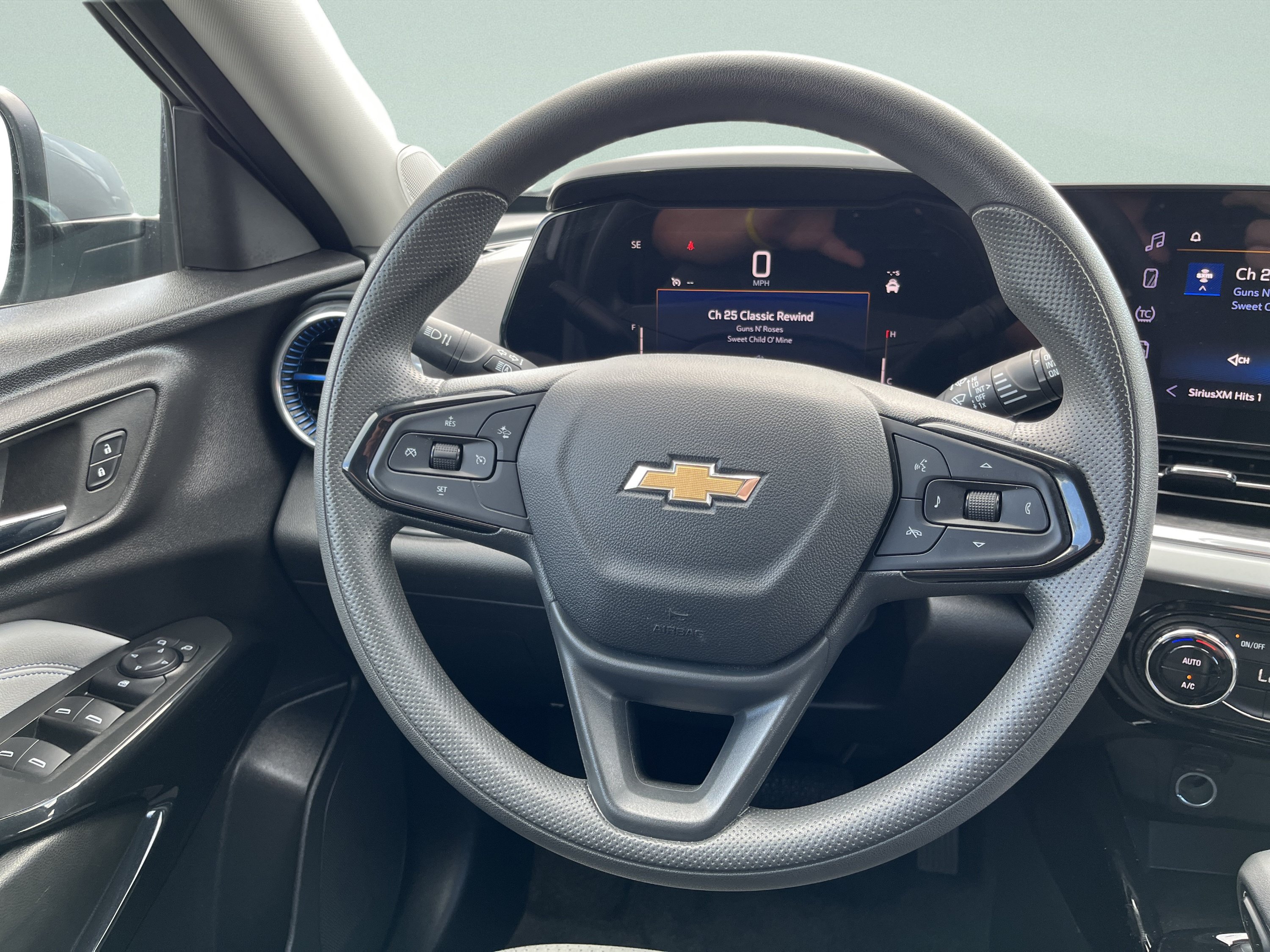 Used 2025 Chevrolet Trax LT FWD image 25