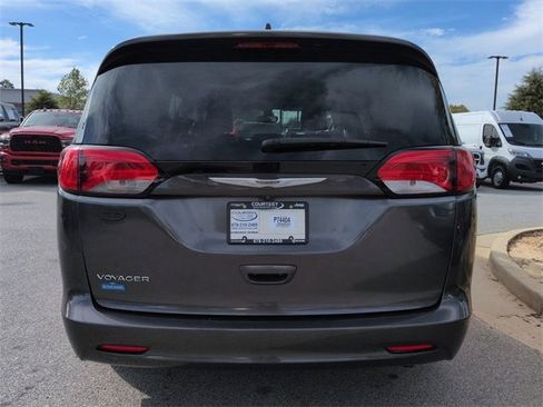 Certified 2021 Chrysler Voyager Lxi image 5