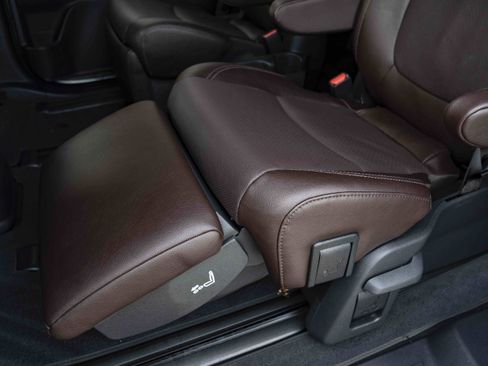 Used 2024 Toyota Sienna Platinum FWD image 19