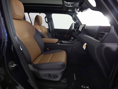 Used 2025 Lexus GX 550 w/ Accessory Package (2T) image 10