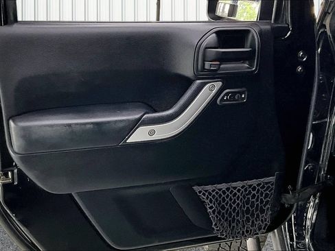 Used 2017 Jeep Wrangler Unlimited Rubicon w/ Dual Top Group AWD/4WD image 18