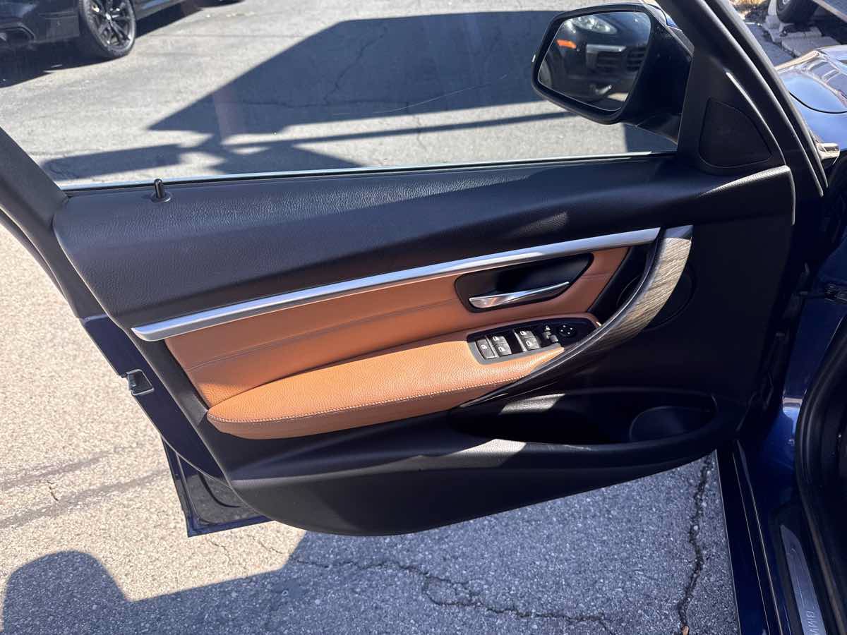 Used 2017 BMW 330i xDrive Sedan AWD/4WD image 11
