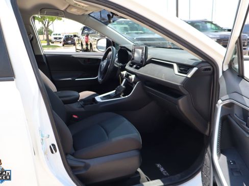 Used 2019 Toyota RAV4 LE FWD image 28