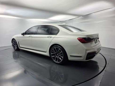 Used 2022 BMW 740i w/ M Sport Package RWD image 6