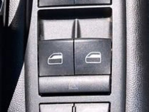 Used 2014 Chrysler Town & Country Touring FWD image 10