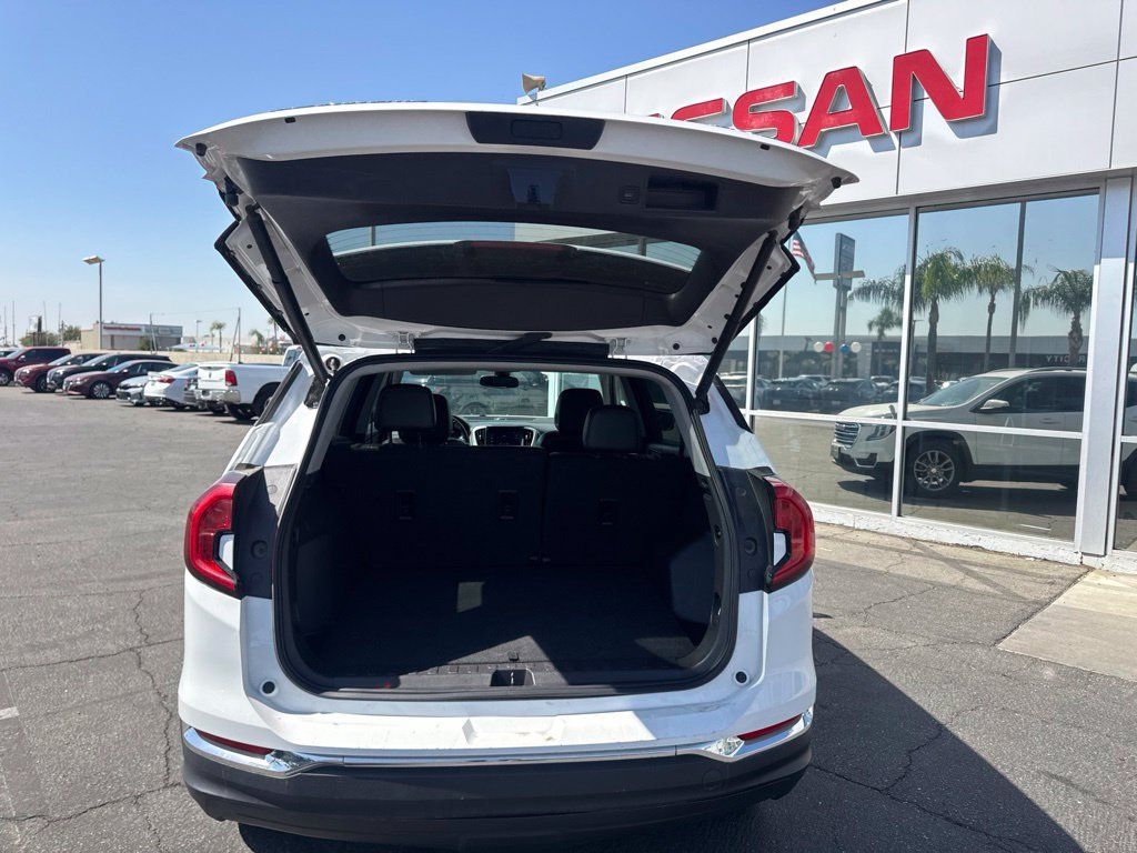 Used 2024 GMC Terrain SLT AWD/4WD image 11