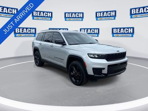 Used 2023 Jeep Grand Cherokee L Laredo AWD/4WD image 2