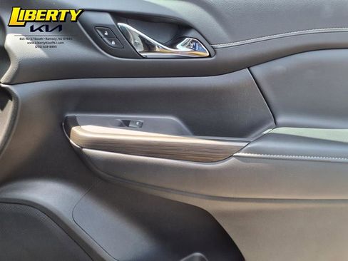 Used 2022 GMC Acadia SLT w/ Technology Package image 6