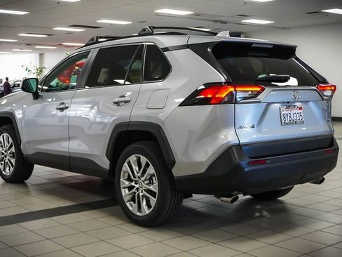 Used 2021 Toyota RAV4 XLE Premium image 8