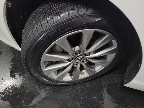 Used 2017 Toyota Camry XLE FWD image 13