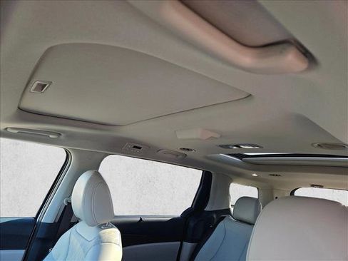 Used 2025 Kia Carnival SX w/ SX Dark Edition Package image 16