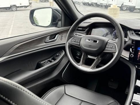 New 2026 Jeep Grand Cherokee L Limited w/ Luxury Tech Group II AWD/4WD image 36