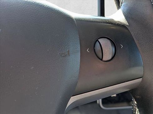 Used 2022 Tesla Model Y Long Range image 12