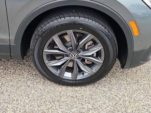 Used 2022 Volkswagen Tiguan SE w/ Panoramic Sunroof Package AWD/4WD image 10