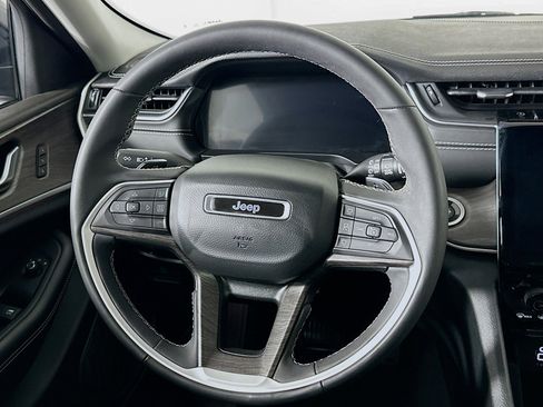 Used 2023 Jeep Grand Cherokee Limited w/ Black Appearance Package image 18